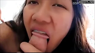 WIndonesian Hotel Maid Give Handjob for Extra Crown